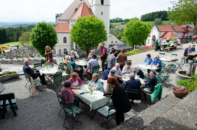 Beim Bremökirtag in Kopfing am 3. Mai 2026 gibt's frische Krapfen, Speck, Käse, Öle und Selbstgemachtes aus der Region zu verkosten. | Foto: Markus Kranninger