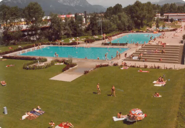 Ans Wörgler Schwimmbad am Madersbacherweg knüpfen viele Erinnerungen an.  | Foto: Stadtarchiv Wörgl