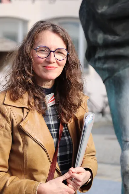 Die staatlich geprüfte Fremdenführerin Barbara Salletmayr bietet am Muttertag, 10. Mai 2026, eine öffentliche Stadtführung durch Schärding für die ganze Familie. | Foto: Michelle Bichler