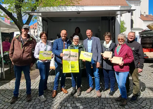 Matthias Schäfer, Bauernbund-Landeskammerrätin Bettina Trapl, Landtags-Abgeordneter Otto Auer (VP), Elisabeth Raser, Kammerobmann Gerhard Mörk, Renate Schmidt, Gebietsbäuerin ÖK-Rätin Annemarie Raser und Reinhard Bayer | Foto: Bettina Trapl