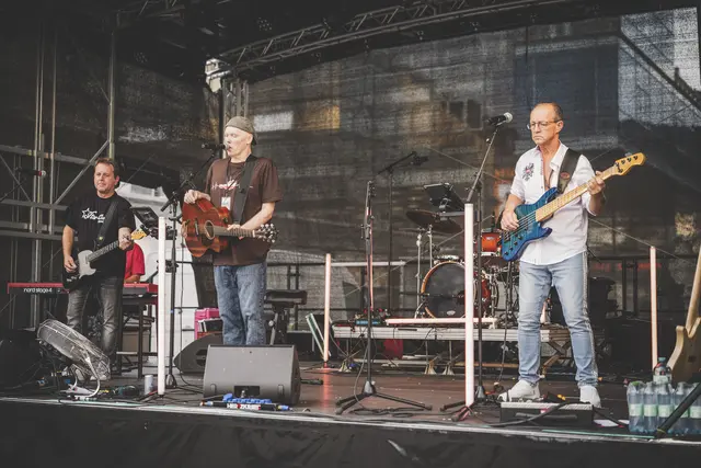 Gerry Schweiger &amp; die Herzkraft-Band sorgten 2025 mit Klassikern und frischen Sounds für Gänsehaut-Momente und jede Menge gute Stimmung am Leobener Hauptplatz. | Foto: Klaus Pressberger