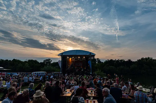 In gemütlichem Ambiente am See können die Besucher:innen am 25. Juli feinsten Bluesklängen lauschen.  | Foto: Christian Huber