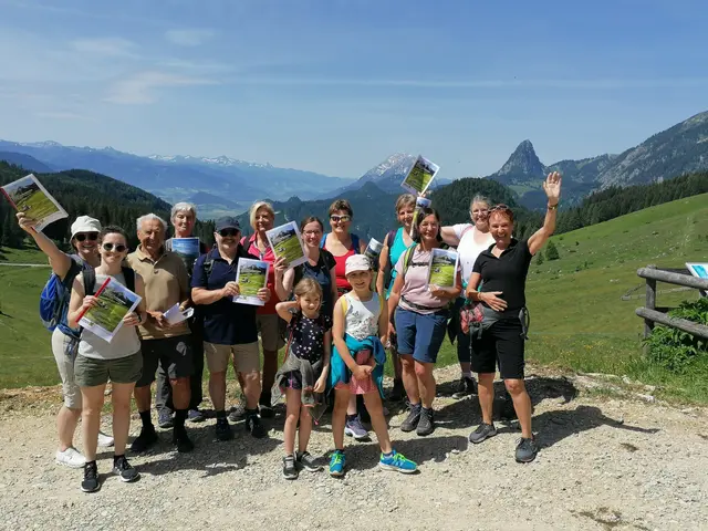 Herta Eder (rechts) organisiert die Almliederwanderungen seit über 20 Jahren. | Foto: Eder