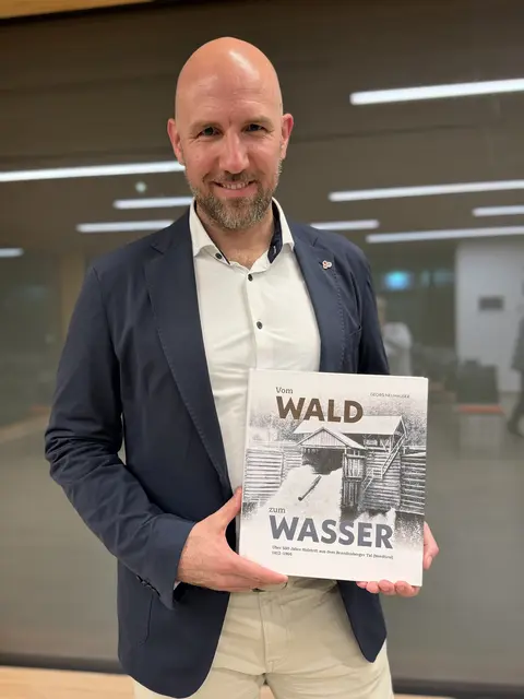 Autor Georg Neuhauser liest in der Glasstadt aus seinem Buch über die Holztrift in Brandenberg.  | Foto: Barbara Moser