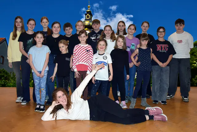 Das Schauspiel- und Tanzteam, das für eine tolle Premiere am 7. Mai ab 19 Uhr sorgen wird. | Foto: triBühne Hartberg