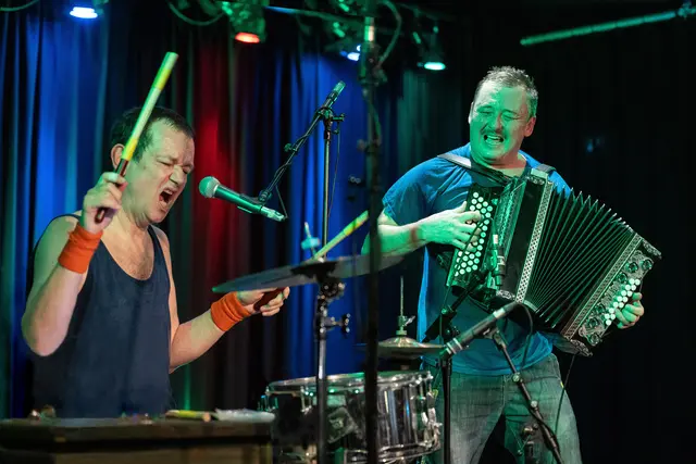 Markus Binder und Hans-Peter Falkner aka Attwenger sind am 8. Mai im Posthof zu Gast. | Foto: Nico Kaiser