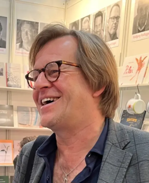 Klaus Ranzenberger liest in der Krypta aus dem sechsten Band seiner Onkel-Franz-Reihe. | Foto: Klaus Ranzenberger