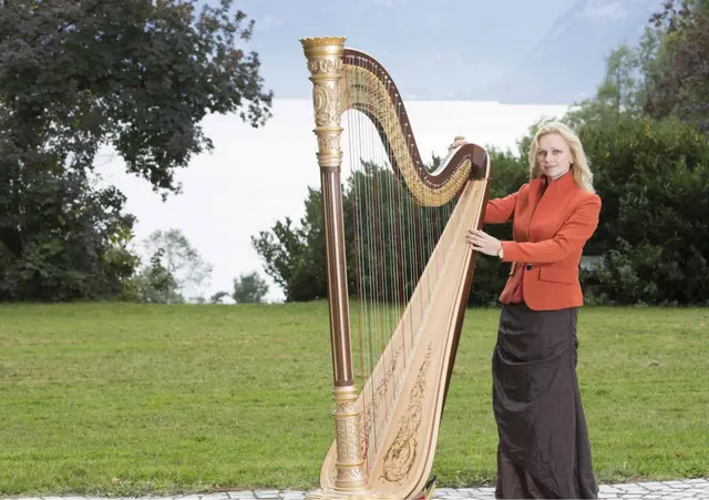Aneta Marie Pichler spielt Harfe