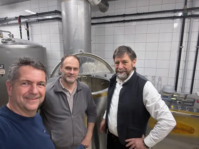 Biersommelier‘s Arno Pauli (links) und Heinz Baumgartner (rechts) in der Brauerei Gallzein von Thomas Windisch (Mitte). | Foto: „Kultur Widum Ampass“