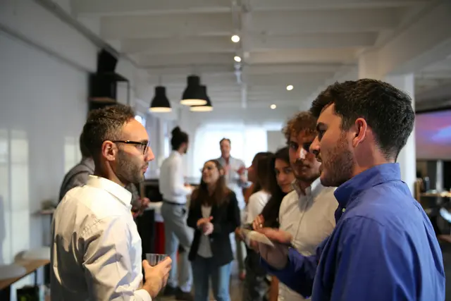 Beim Netzwerktreffen „INNterconnect“ in Rosenheim stehen Austausch, Kooperation und neue Impulse für die Kultur- und Kreativwirtschaft im Mittelpunkt. | Foto: unsplash / M ACCELERATOR