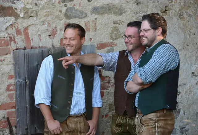 Mit ihrem Debütprogramm „Koch- und Buntwäsche 90°“ bringen die aus dem „musikalischen Bermudadreieck“ Alkofen–Lalling–Freyung stammenden Künstler bayerischen Humor und musikalisches Kabarett am 5. Juni 2026 nach Schardenberg. | Foto: Schleudergang