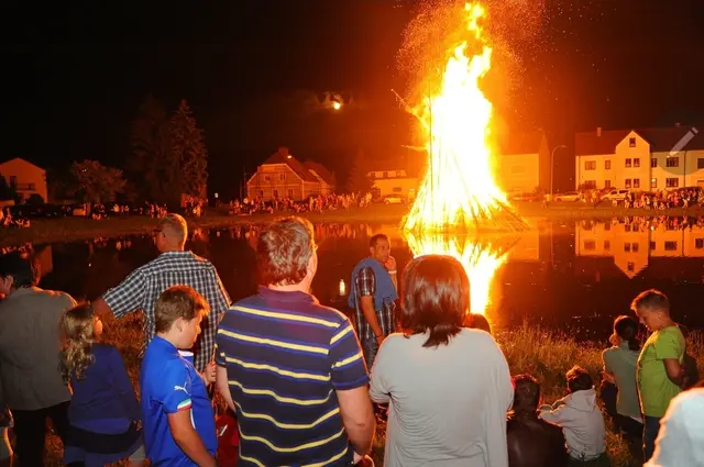 Symbol-Foto Archiv MeinBezirk-Die FF Freiland lädt zum traditionellen Sonnwendfest mit Austropop Abend ein. Besucher erwartet Musik gemütliche Stimmung und ein geselliger Sommerabend | Foto: Zarl