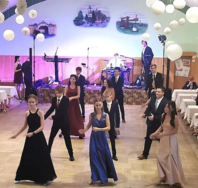 Mittelschüler feiern ihren Schulabschluss mit dem Sommerball.