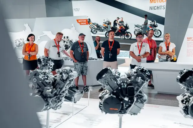 Erlebnis und Genuss zum Vatertag: Führung durch die Motohall und Bierreise für Väter und Fans. | Foto: KTM Motohall