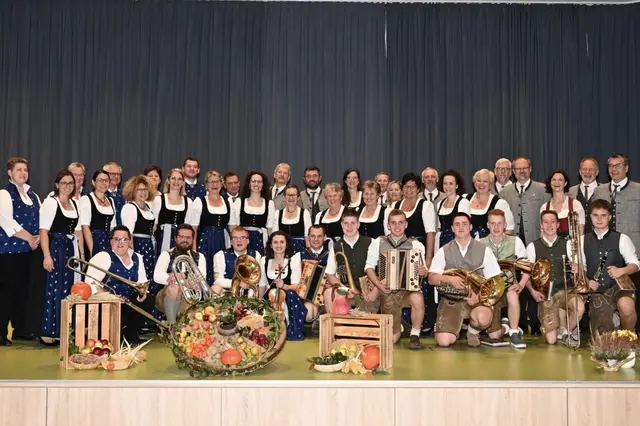 Der Kirchenchor bei seinem Besuch in Ertl (2024) mit den Urltaler Sängern, der KachlOfa-Musi und der Ausflugsmusi.  | Foto: Privat