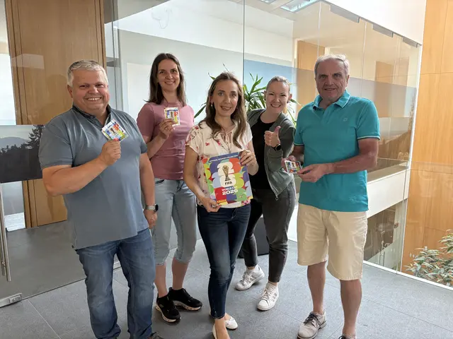 Das ÖAAB-Team lädt zur WM-Pickerl-Tauschbörse | Foto: Michaela Brixel