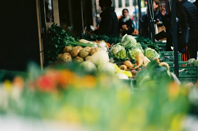 Von Obst und Gemüse, bishin zu Säften und Wildspezialitäten ist alles dabei am Neufelder Bio- und Regionalmarkt.  | Foto: unsplash / Markus Spiske