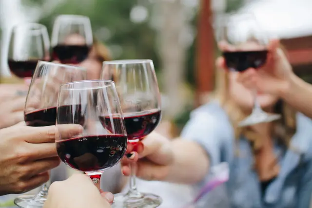 Beim Oggauer Regional Weinfest können die besten Weine aus der Region verkostet werden. | Foto: unsplash / Kelsey Knight