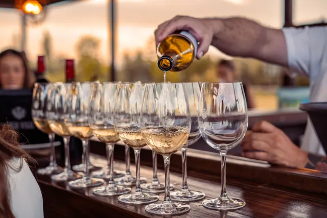 Vier Tage lang gibt es kulinarische Schmankerl und regionale Weinspezialitäten beim Mörbischer Weinfest. | Foto: pexels / Nano Erdozain