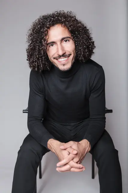 Der bekannte Autor Omar Khir Alanam eröffnet den Abend mit einer Lesung aus seinen Büchern. | Foto: Richard Griletz