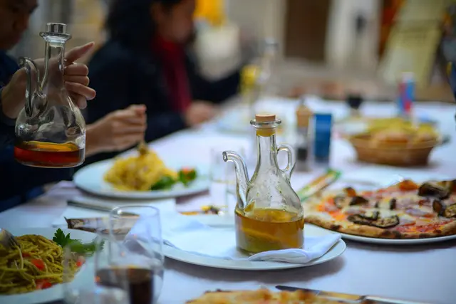 Tisch mit italienischen Speisen