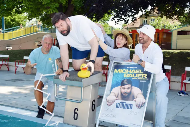 Heidelbeerhugo mit Mödlings Stadtrat für Städtische Betriebe und Infrastruktur Markus Gilly, Bürgermeisterin Silvia Drechsler und Stadtbad-Direktor Mehmed Alajbeg. | Foto: Bernhard Garaus