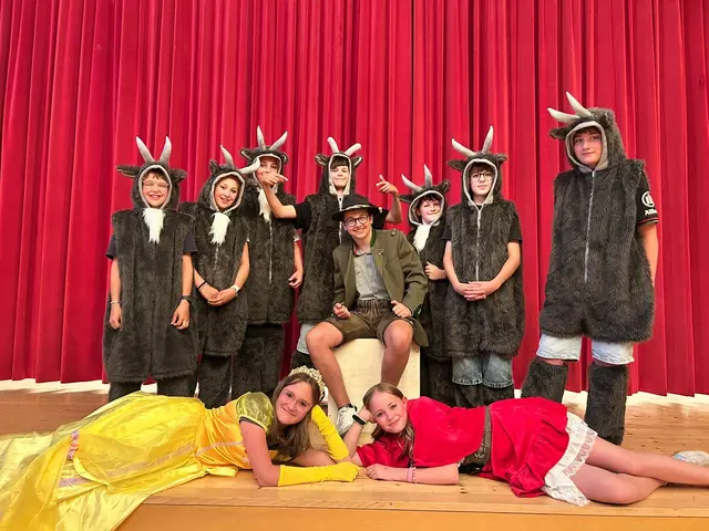 Die jungen Schauspieler haben offensichtlich viel Spaß. | Foto: Theatergruppe Fiss