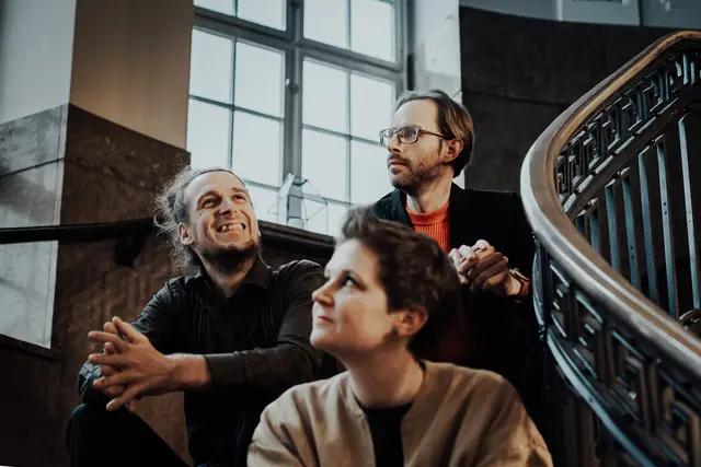 Am dritten Abend verdichtet sich das Renga-Prinzip zu einem vielstimmigen Geflecht: Drei Trios treten in einen lebendigen Dialog, reagieren aufeinander, erweitern Themen und erschaffen im Moment neue musikalische Räume. | Foto: © Joanna Janke
