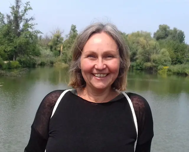 Die psychosoziale Beraterin Christine Wally-Biebl begleitet den Spaziergang mit Impulsen. | Foto: Caritas