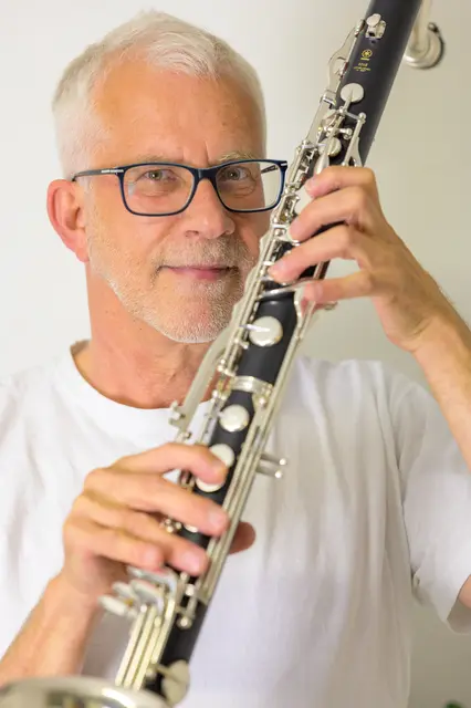 Beim ersten Gartenkonzert am KLAZZ am Sonntag, 28. Juni ist der Reuttener Musiker Friedrich Schweiger an Klarinetten und Saxophonen zu hören.  | Foto: privat