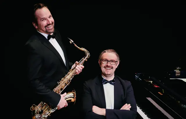 Gernot Kratzer (Saxophon) und Mathias Pröschl (Klavier) freuen sich auf eine genussvolle musikalische Reise im Buschenschank Schneeberger. | Foto: Lea Sametz