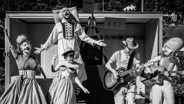 Der Theaterwagen Porcia gastiert am 25. Juni mit dem Kinderstück „Das Eulenmädchen“ am Kirchenplatz in Feld am See.  | Foto: Theaterwagen Porcia