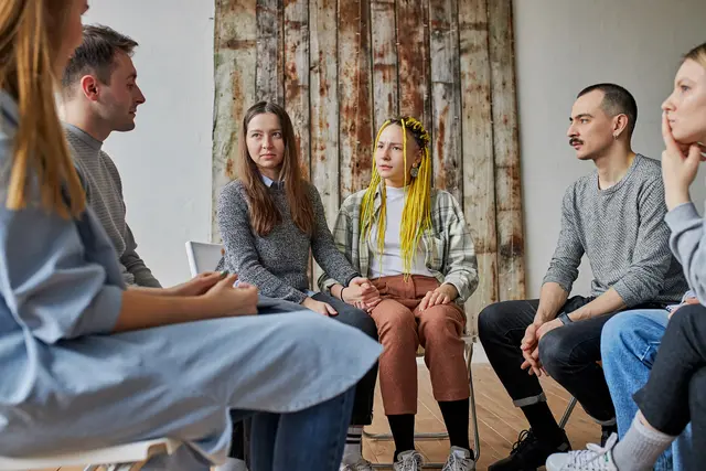 Für Angehörige psychisch erkrankter Menschen wurde die Idee geboren, sich im Rahmen einer Selbsthilfegruppe auszutauschen. | Foto: Adobe Stock/Roman