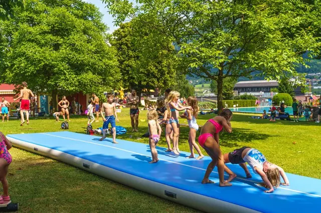 Das Kinderspielefest im Jenbacher Terrassenbad findet am 27. Juni statt.  | Foto: privat