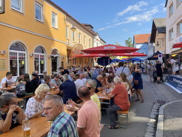 Die Altheimer Kirchengasse verwandelt sich beim Seitengasslfest in einen gemütlichen Treffpunkt unter freiem Himmel. | Foto: Stadtmarketing Altheim