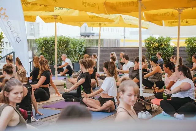 Biergruß statt Sonnengruß: Beim Bieryoga wird die Flasche zum Balance-Trainingsgerät umfunktioniert. | Foto: Ottakringer Brauerei GmbH