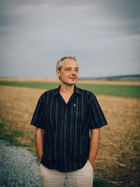 Kabarettist Thomas Maurer gastiert mit seinem aktuellen Programm „Im falschen Film“ in Zwettl und sorgt für einen humorvollen Blick auf die Herausforderungen der Gegenwart. | Foto: Ingo Pertramer