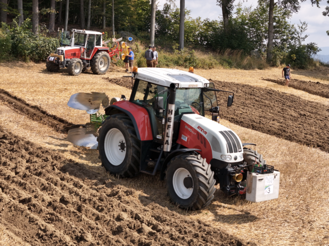 Landjugend Mitlglieder zeigen ihr Können auf dem Acker.  | Foto: LJ Sarleinsbach