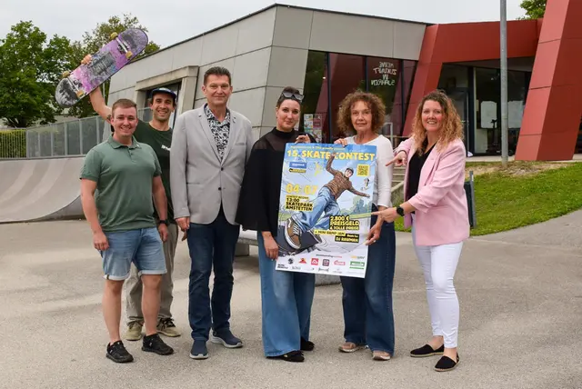 Gemeinderat Tobias Aichberger, Samuel Buschenreithner, Stadtrat Helfried Blutsch, Jugendgemeinderätin Annika Blutsch, Leiterin A-Toll Claudia Bruckner und Gemeinderätin Michaela Müller-Guttenbrunn. | Foto: Stadt Amstetten