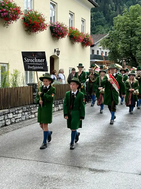 Die Trachtenmusikkapelle Strochner aus Dorfgastein. | Foto: Uschi Voithofer