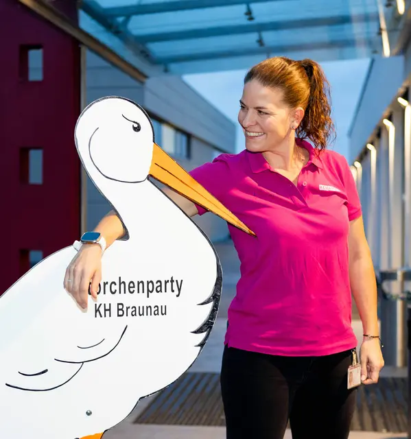 Mitarbeiter des Krankenhauses Braunau geben bei der Storchenparty hilfreiche Infos zur Geburt und die Zeit danach.  | Foto: Krankenhaus Braunau