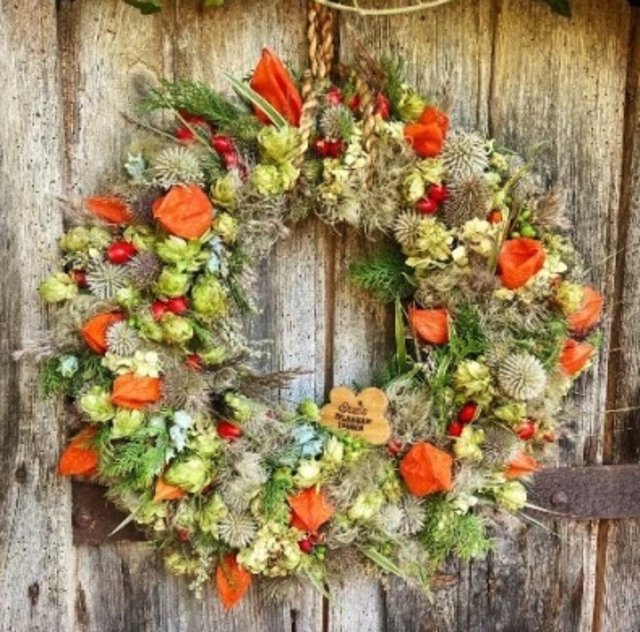 Kranz mit Lampionblumen, Kugeldisteln, Jungfer im Grünen, Hopfen, Hagebutten etc | Foto: Susanne Mitas