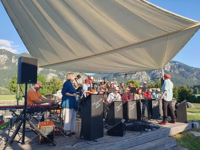 Das LECH GROOVE ORCHESTRA im vergangenen Jahr beim Sommerkonzert im SchlossBrauHaus Schwangau. | Foto: Katharina Kopeinig