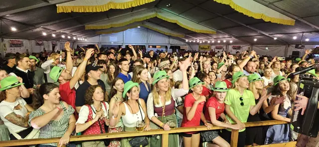 Das Zeltfest ist jedes Jahr ein beliebtes Event im ganzen Bezirk.