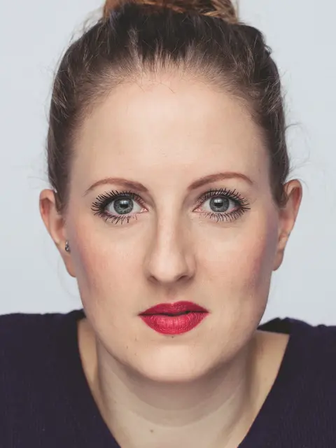 Autorin Anne Freytag liest im Klostergarten Maria Schmolln aus ihrem Buch. | Foto: Studio Tasca