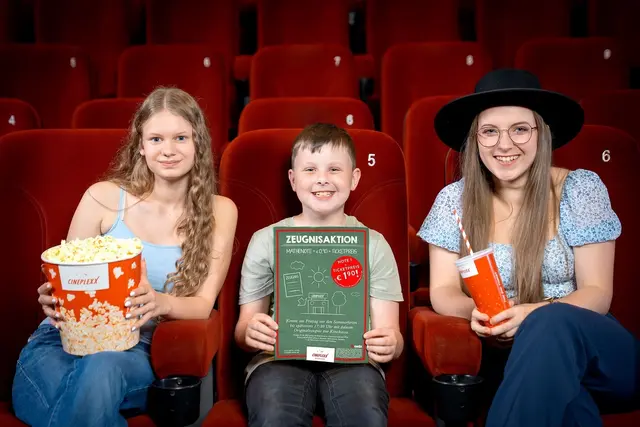 Strahlende Gesichter mit der Zeugnisaktion | Foto: Cineplexx