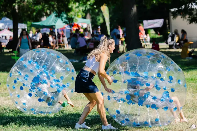 Zum Zerkugeln sind die beliebten Bubble Balls. | Foto: Aleksandra Kawka/wienXtra