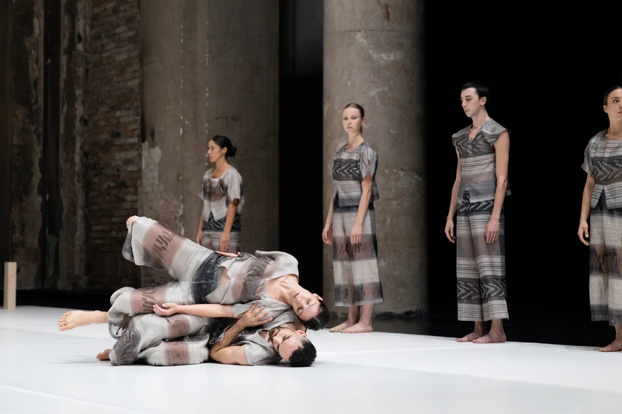 Tanz Company Gervasi (AT) Shifting Lines