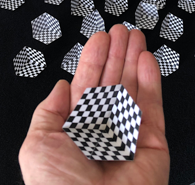 In dem Museum der Wahrnehmung gestalten Familien bei einem Workshop ihre eigene Würfel-Illusion. | Foto: Villa sinnenreich