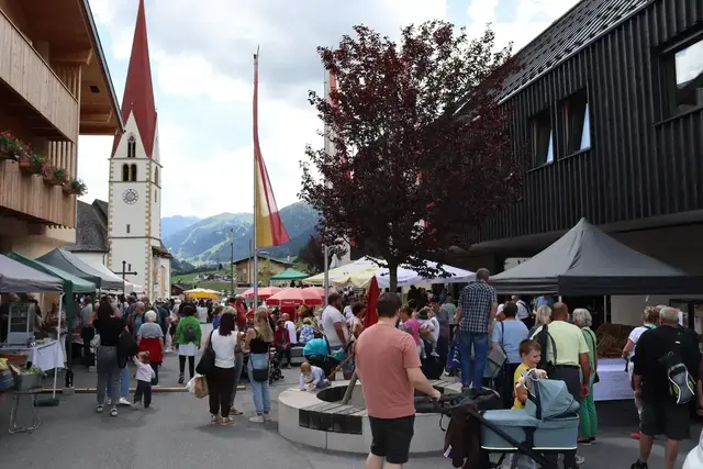 Auch in diesem Jahr finden wieder die Pettneuer Markttage am Dorfplatz statt. | Foto: Lisi Zangerl